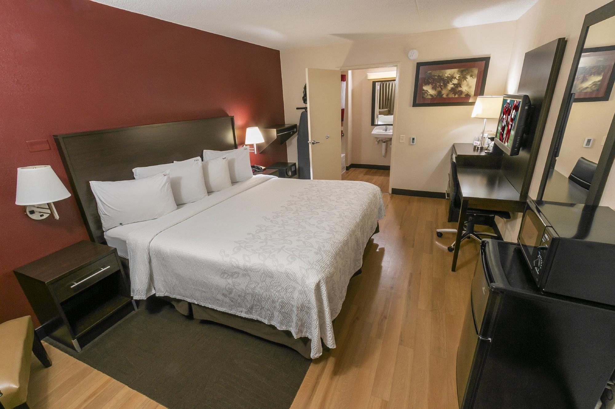 Hotel Red Roof Plus+ - Forest Park / Hampton Ave.
