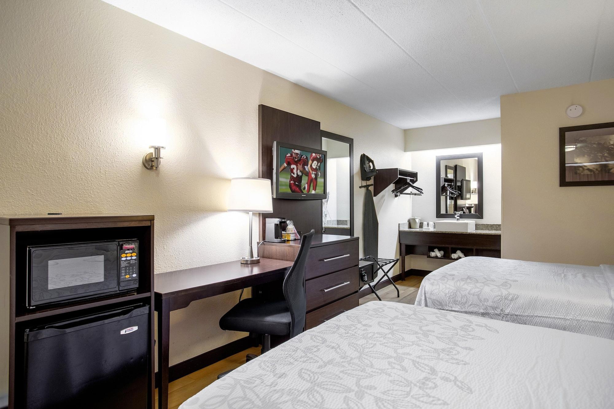 Red Roof Plus+ - Forest Park / Hampton Ave. 3*