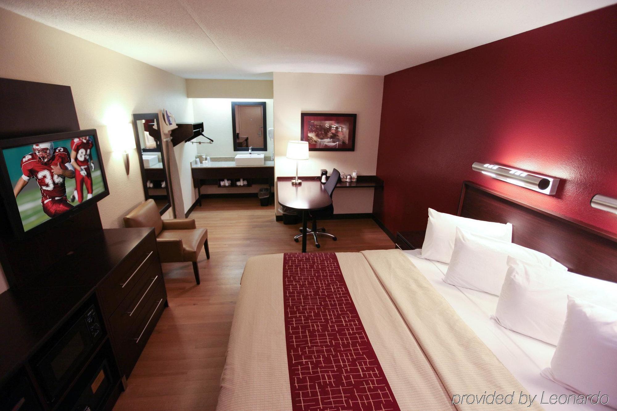 Red Roof Plus+ - Forest Park / Hampton Ave. 3*