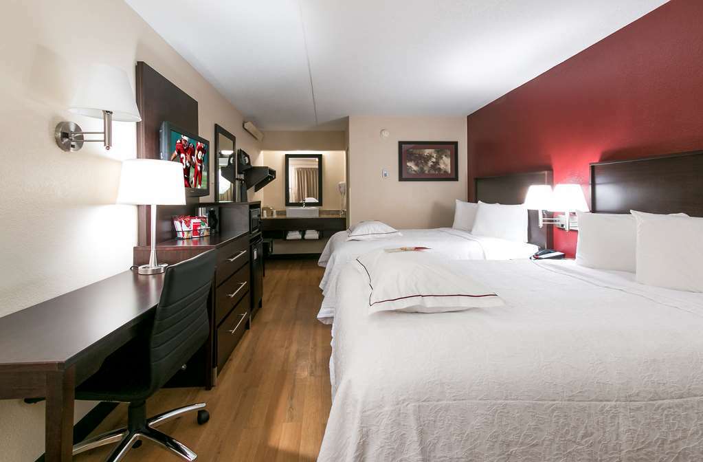 Red Roof Plus+ - Forest Park / Hampton Ave. 3*